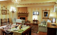 Living room with fireplace - Stone farmhouse with swimming pool