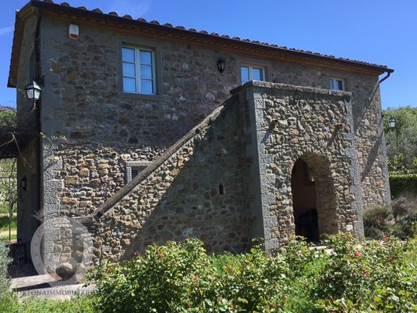 Estreno - Casa colonica in pietra con piscina