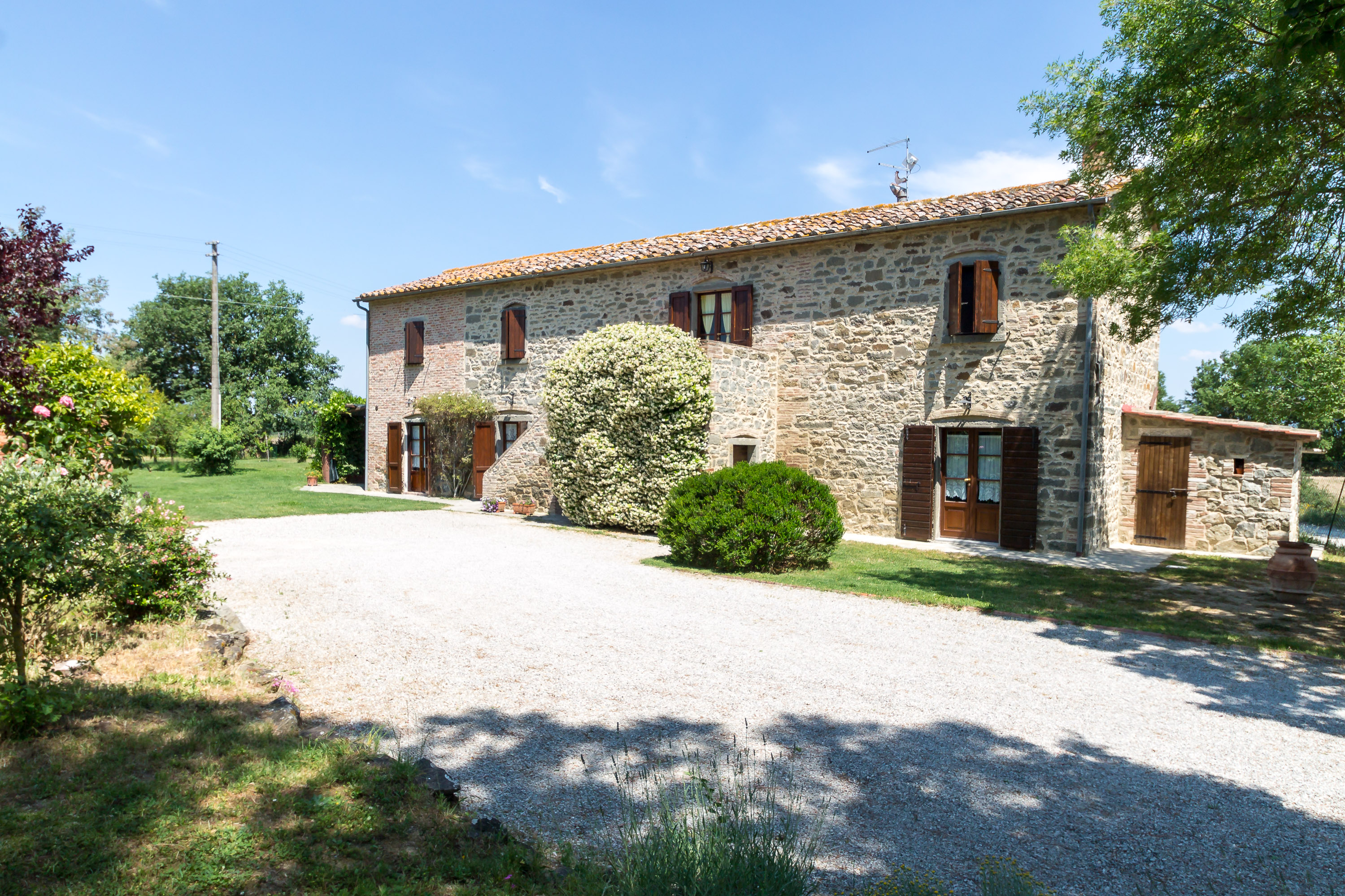 Farmhouse with loggia and pond