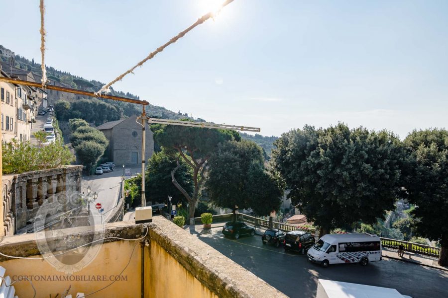 Apartment in Cortona of over 230sqm with terrace