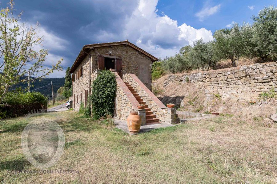 Stone farmhouse near Cortona