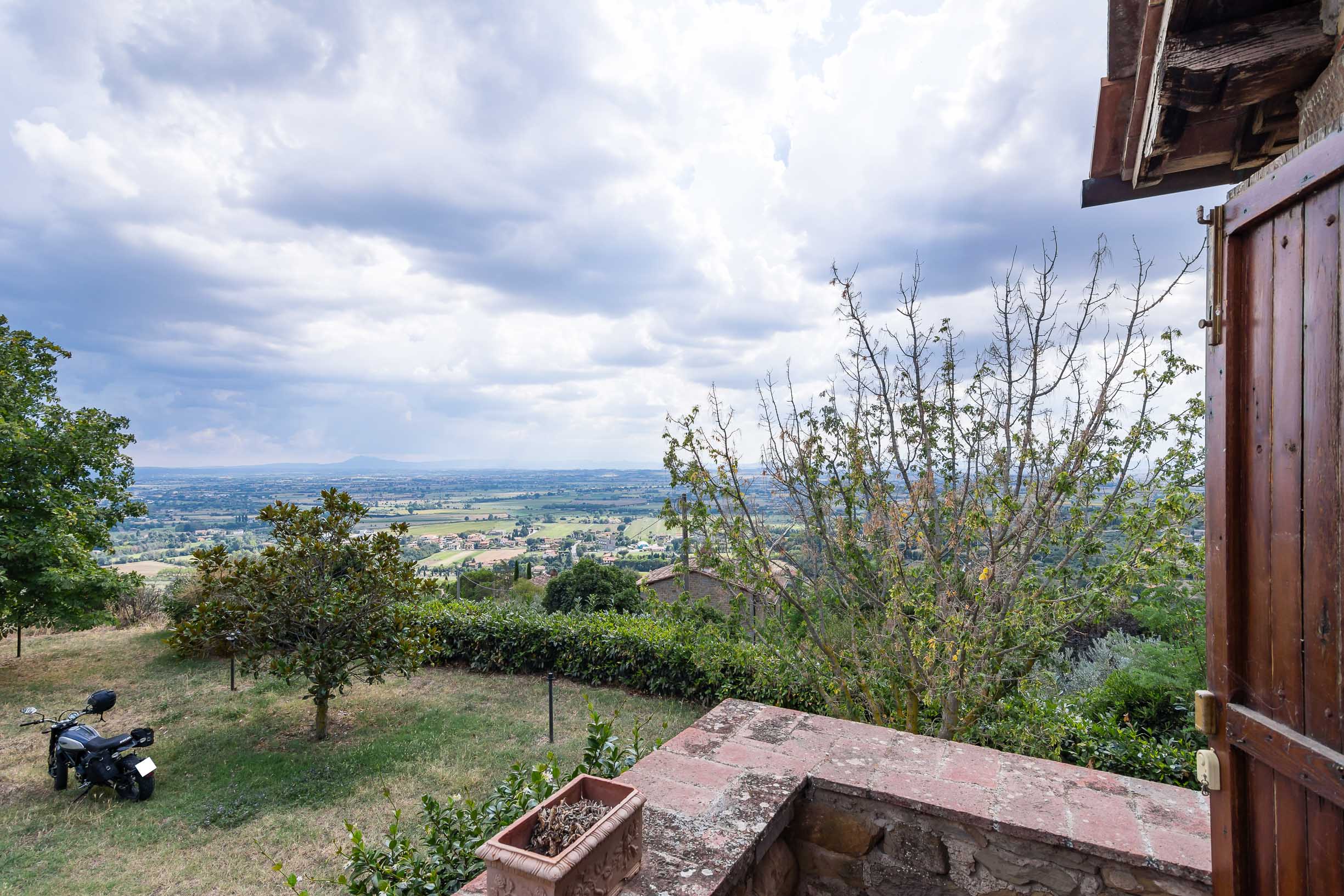 Casa colonica in pietra vicino a Cortona