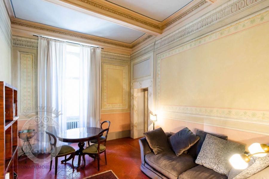 Bright frescoed apartment
