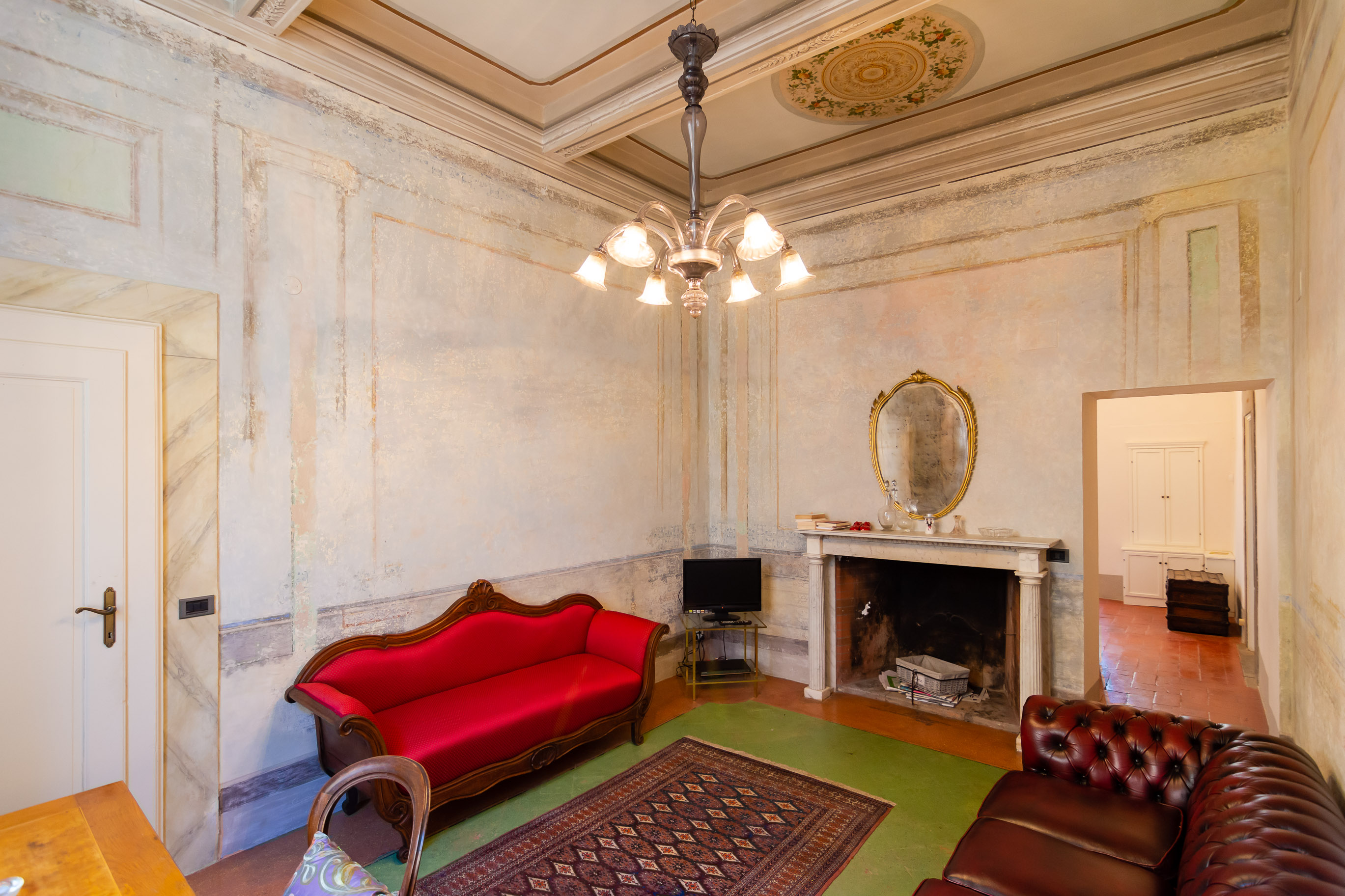 Bright frescoed apartment