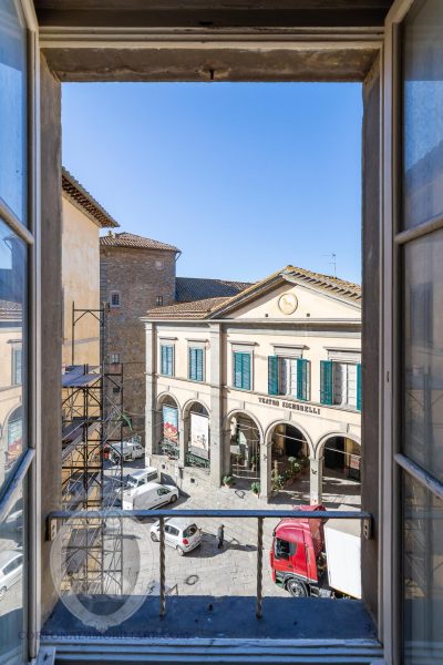 Bright frescoed apartment