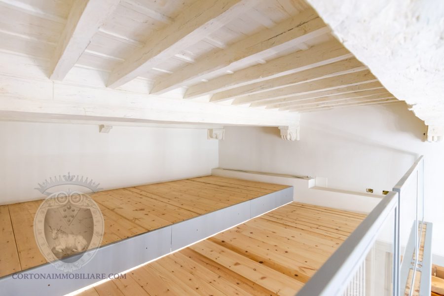 Renovated apartment with mezzanine in Cortona