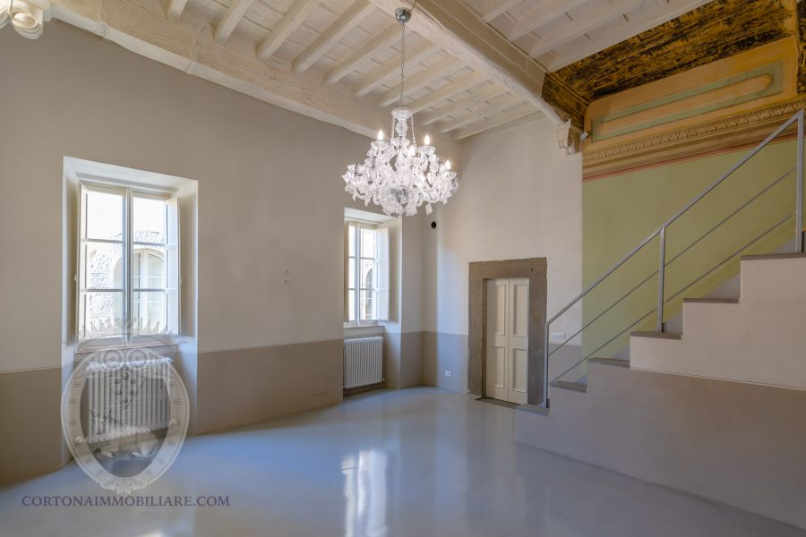 Renovated apartment with mezzanine in Cortona