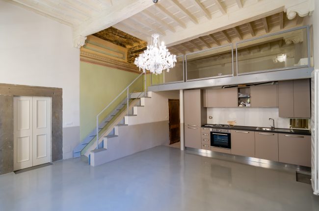Renovated apartment with mezzanine in Cortona