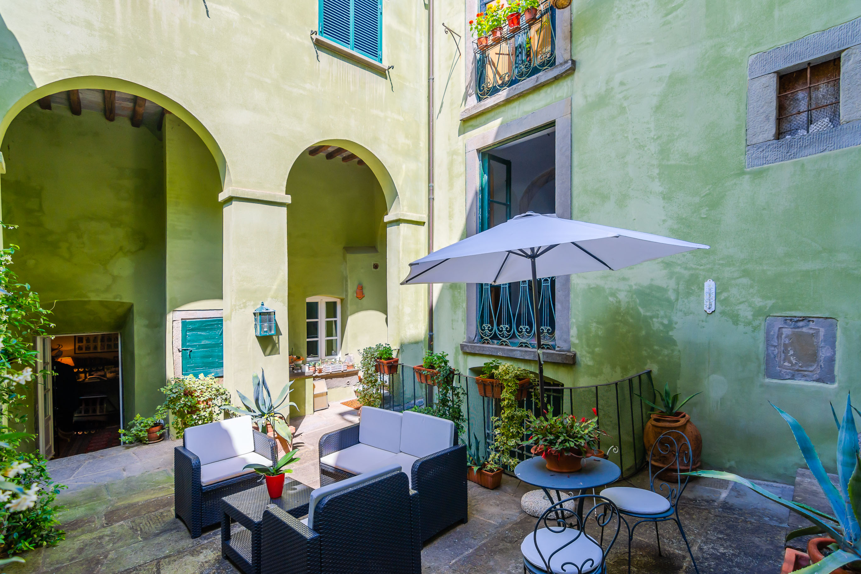 Apartment with courtyard and Dependance