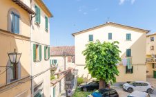 Apartment with courtyard and Dependance