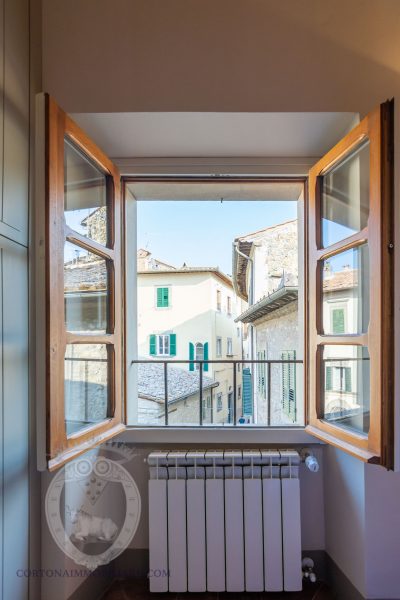 Bright apartment in the historic center of Cortona