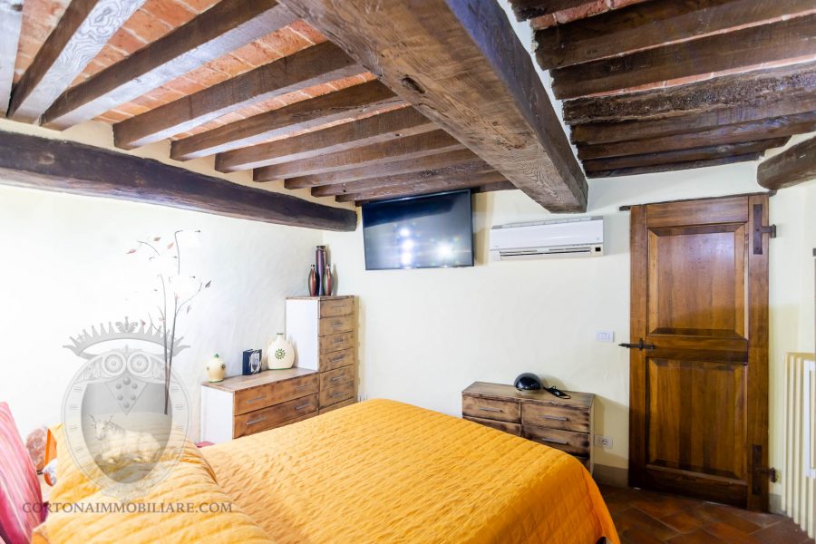 Two-room apartment on the ground floor in the historic center of Cortona