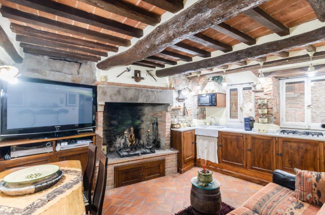 Two-room apartment on the ground floor in the historic center of Cortona