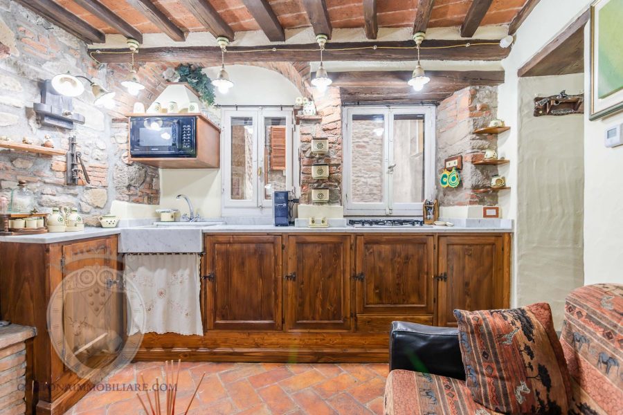 Comodissimo bilocale a piano terreno nel centro storico di Cortona in una delle zone più caratteristiche. Composto da soggiorno con angolo cottura e camera da letto è stato ristrutturato recentemente ed ha mantenuto tutte le caratteristiche tipiche toscane, dal cotto antico ai travi a vista, ma aggiornato con aria condizionata, caldaia a condensazione appena installata ed impianto dolby sotto traccia. Il camino antico è perfettamente funzionate Tutti i mobili sono stati fatti su misura e sono compresi nella vendita.