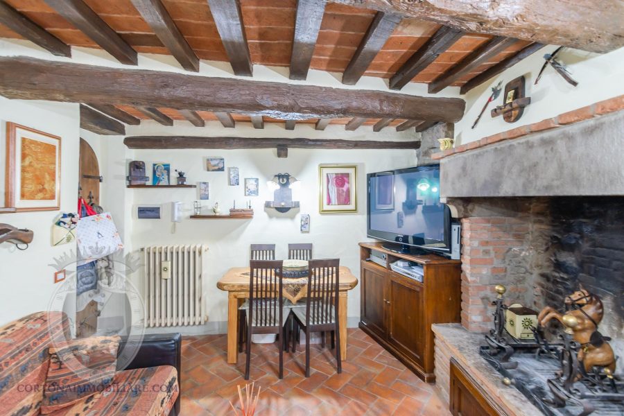 Comodissimo bilocale a piano terreno nel centro storico di Cortona in una delle zone più caratteristiche. Composto da soggiorno con angolo cottura e camera da letto è stato ristrutturato recentemente ed ha mantenuto tutte le caratteristiche tipiche toscane, dal cotto antico ai travi a vista, ma aggiornato con aria condizionata, caldaia a condensazione appena installata ed impianto dolby sotto traccia. Il camino antico è perfettamente funzionate Tutti i mobili sono stati fatti su misura e sono compresi nella vendita.