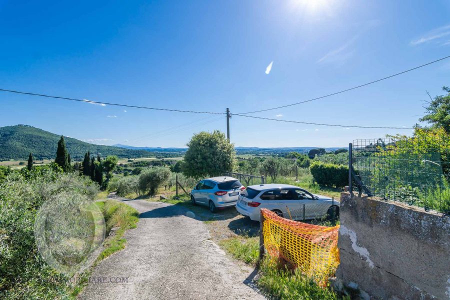 Casale con vista e giardino in campagna