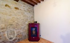Casale con vista e giardino in campagna