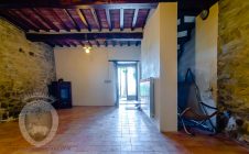 Casale con vista e giardino in campagna