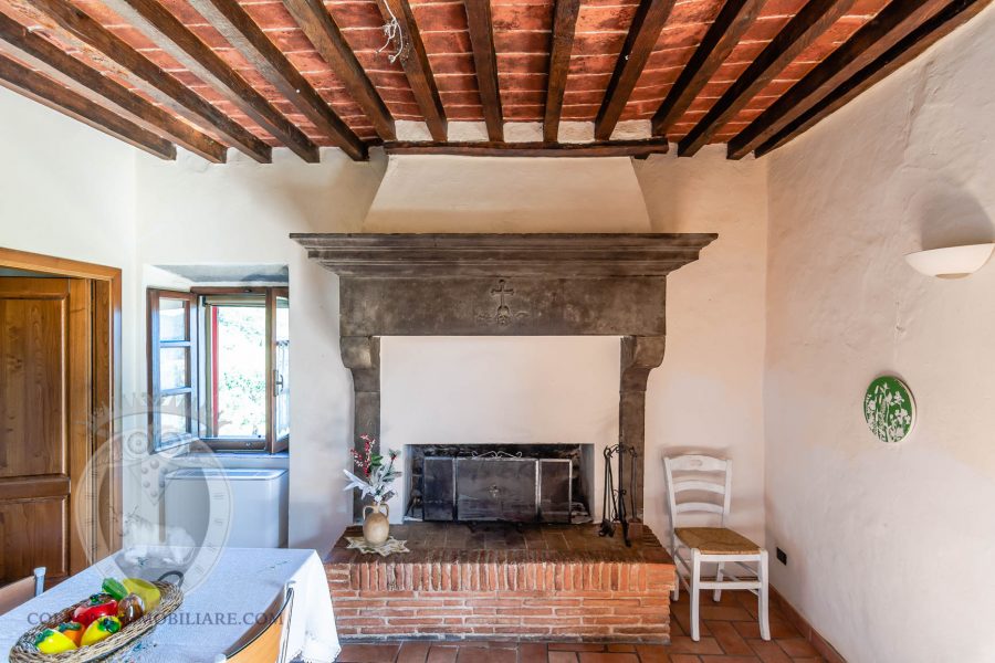 Casale con vista e giardino in campagna