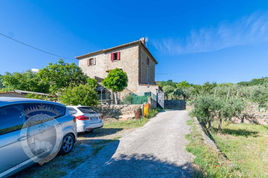 Casale con vista e giardino in campagna