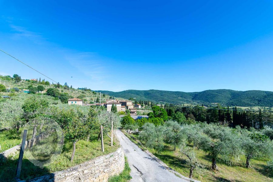 Casale con vista e giardino in campagna