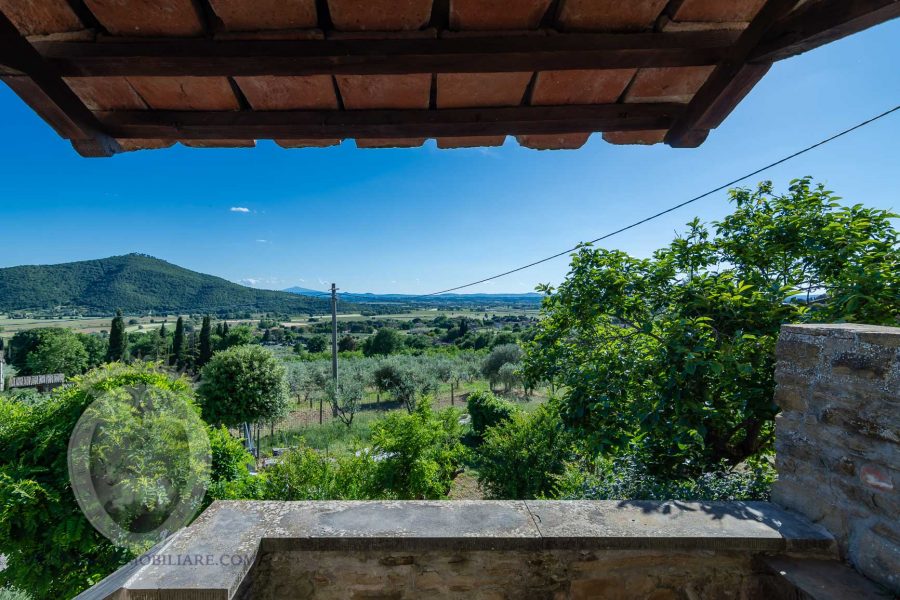 Farmhouse with views and garden in the countryside