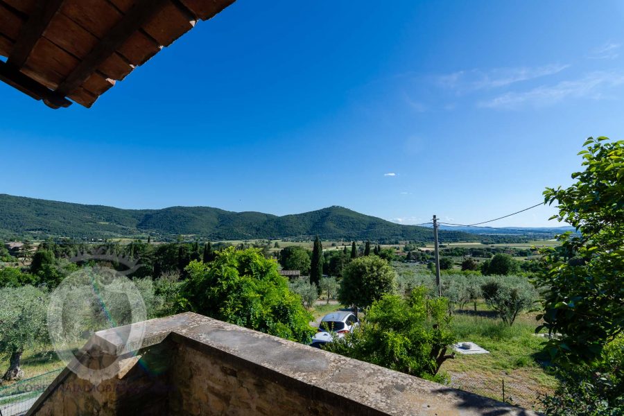 Farmhouse with views and garden in the countryside