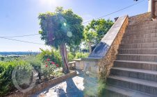Casale con vista e giardino in campagna
