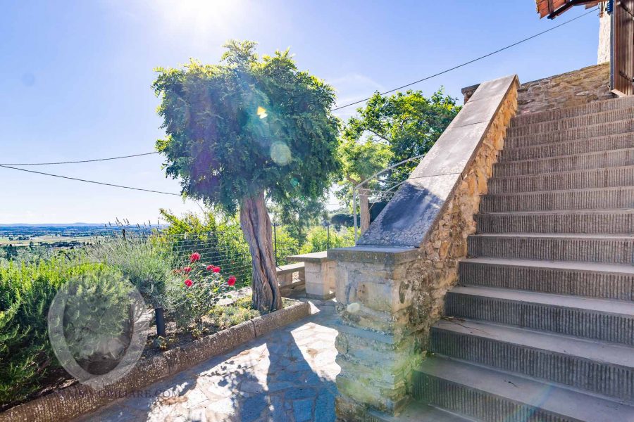 Casale con vista e giardino in campagna