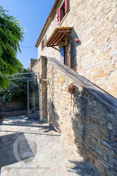 Casale con vista e giardino in campagna