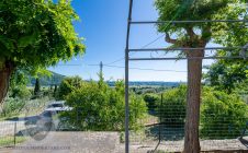 Casale con vista e giardino in campagna
