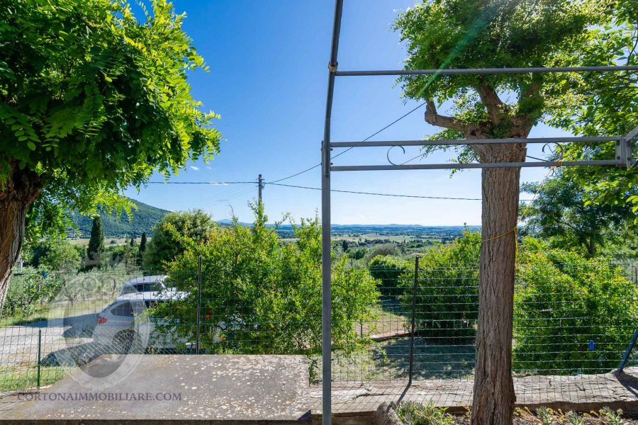 Casale con vista e giardino in campagna