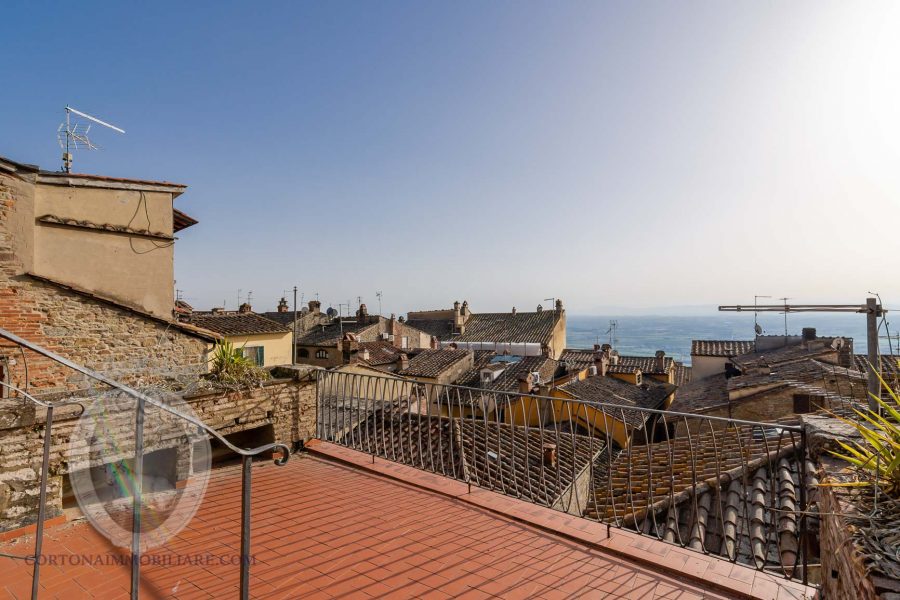 Apartment with panoramic terraces and lake view