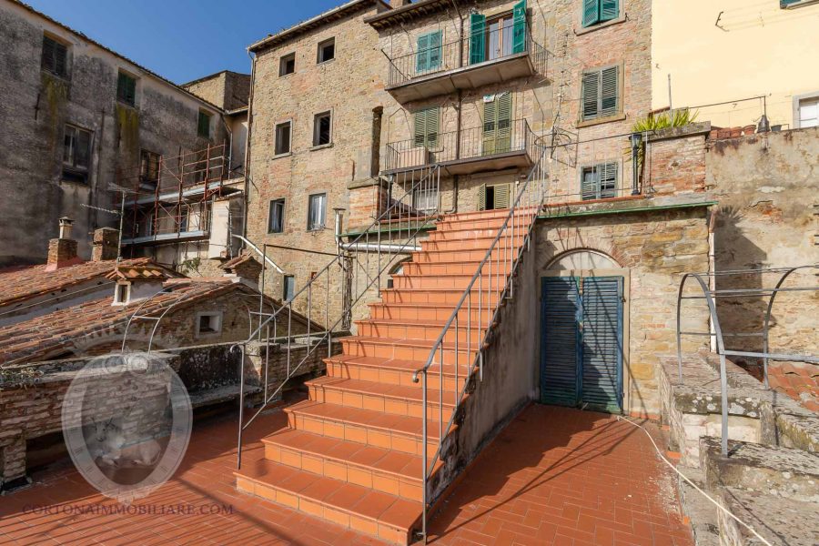 Apartment with panoramic terraces and lake view