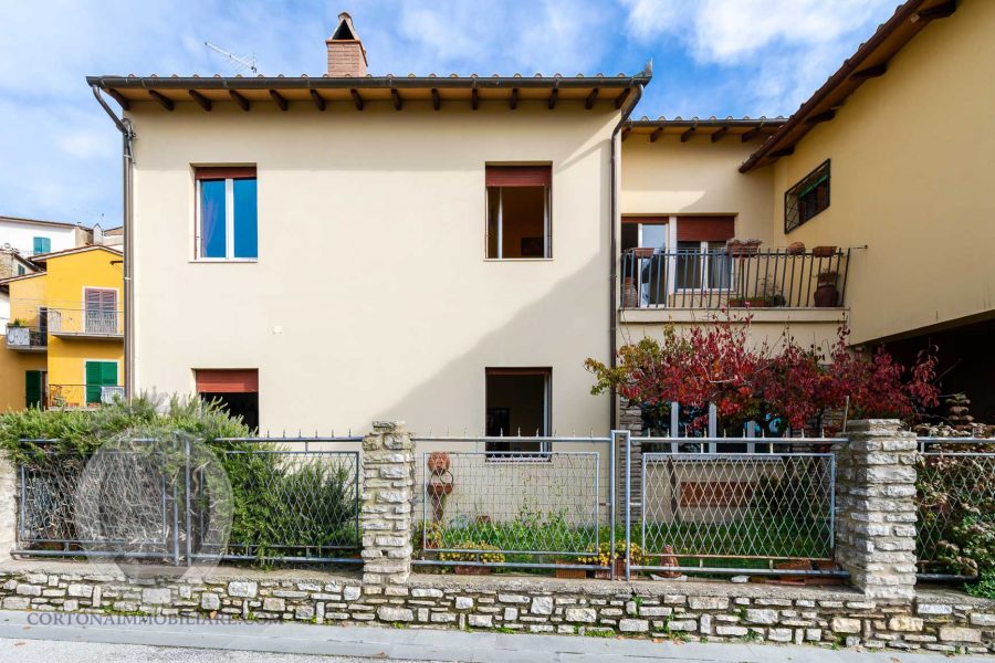 Casa indipendente libera su 3 lati con terrazza e giardino