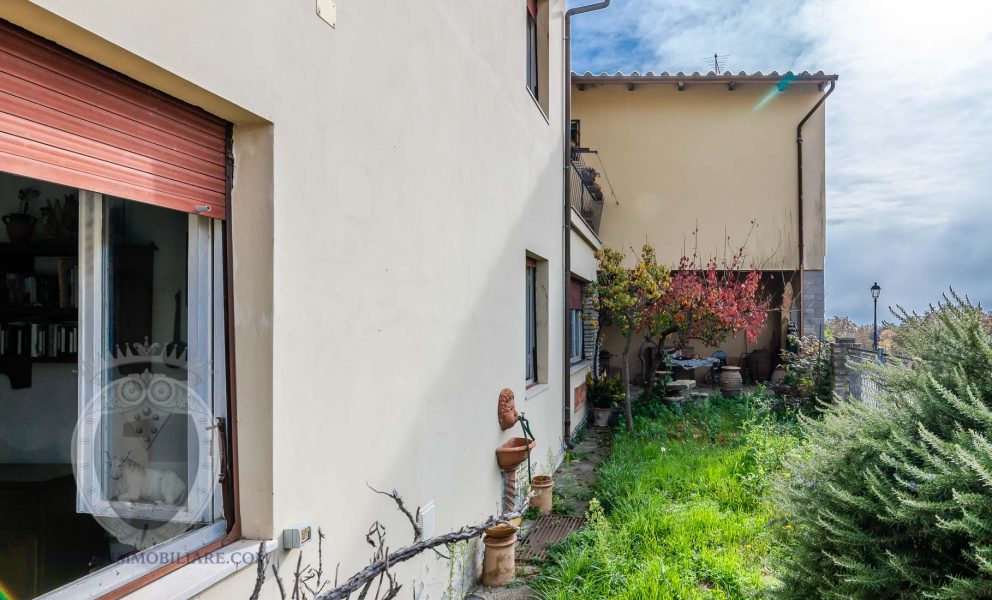 Casa indipendente libera su 3 lati con terrazza e giardino