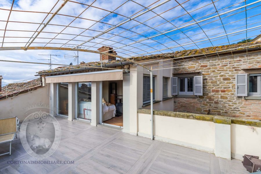 Renovated townhouse with 3 bedrooms internal courtyard and terrace