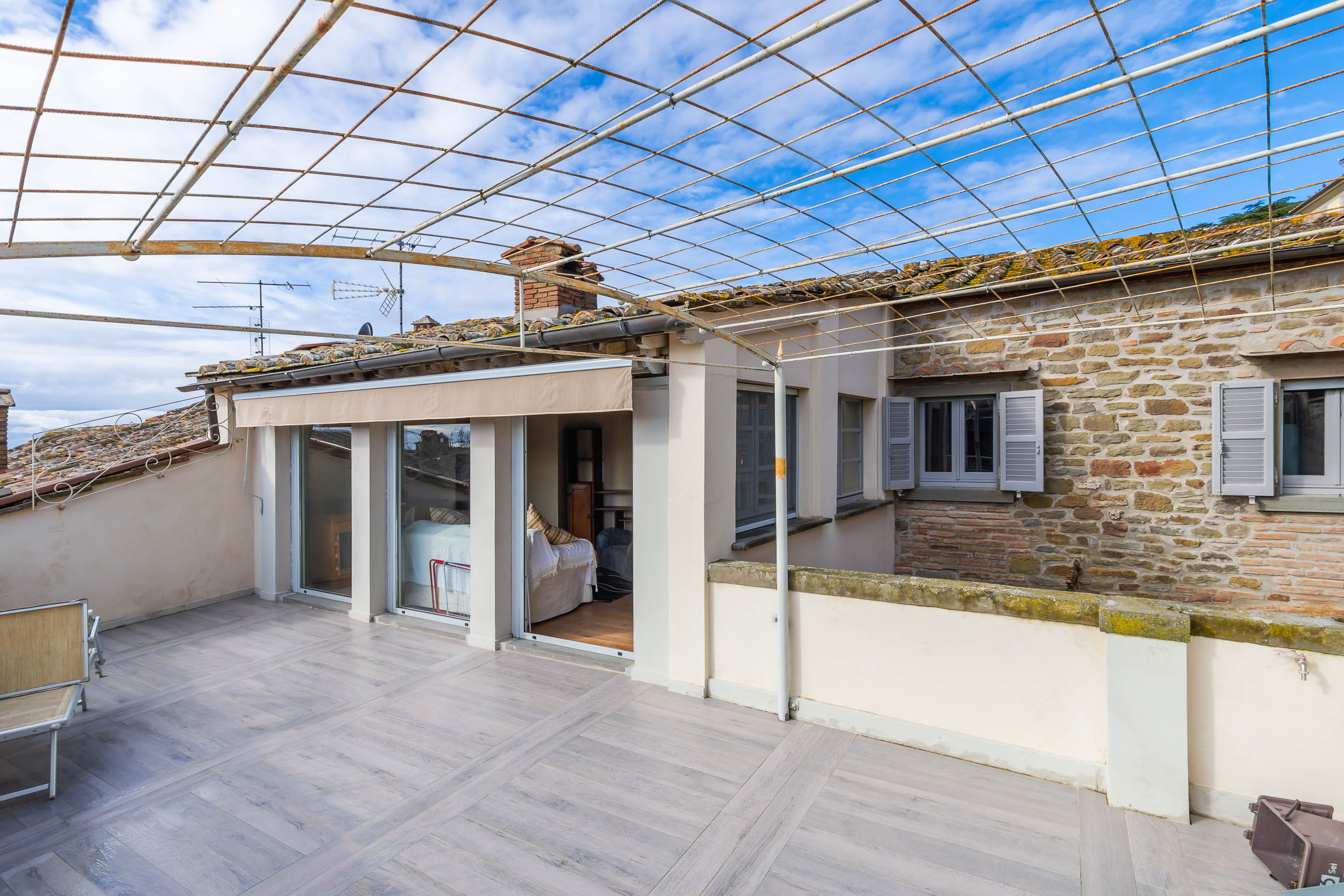 Renovated townhouse with 3 bedrooms internal courtyard and terrace