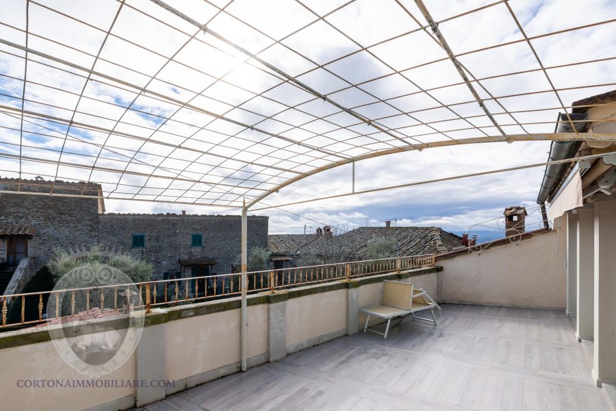 Renovated townhouse with 3 bedrooms internal courtyard and terrace