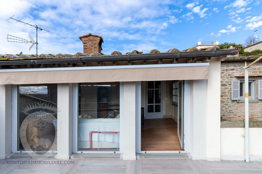 Renovated townhouse with 3 bedrooms internal courtyard and terrace