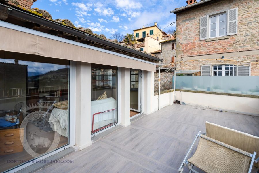 Renovated townhouse with 3 bedrooms internal courtyard and terrace