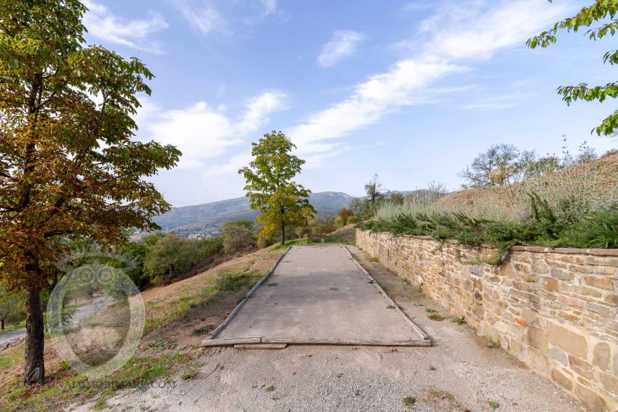 Magnificent stone farmhouse with 5 bedrooms and swimming pool