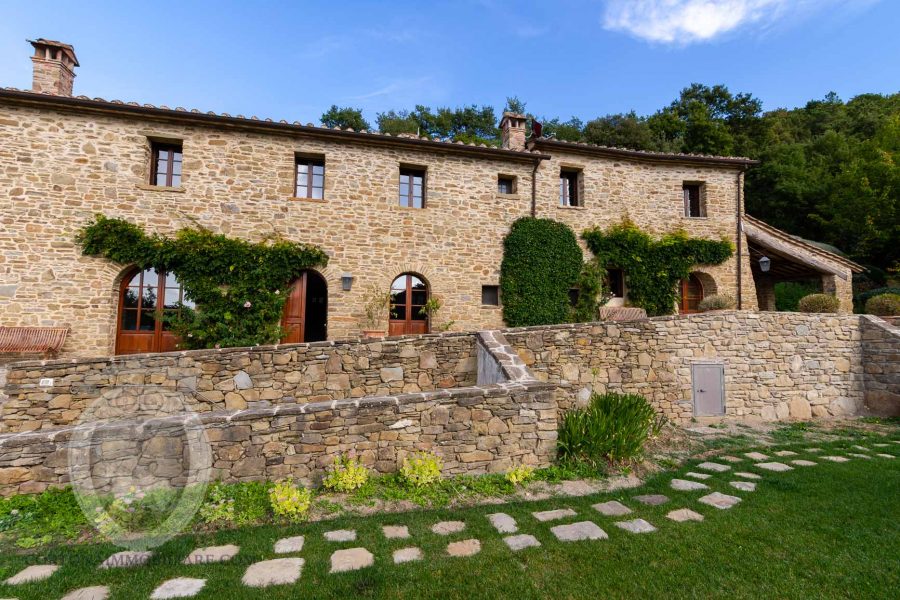 Magnificent stone farmhouse with 5 bedrooms and swimming pool