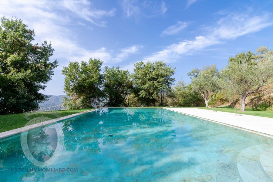 Magnificent stone farmhouse with 5 bedrooms and swimming pool