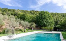 Magnificent stone farmhouse with 5 bedrooms and swimming pool