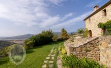 Magnificent stone farmhouse with 5 bedrooms and swimming pool