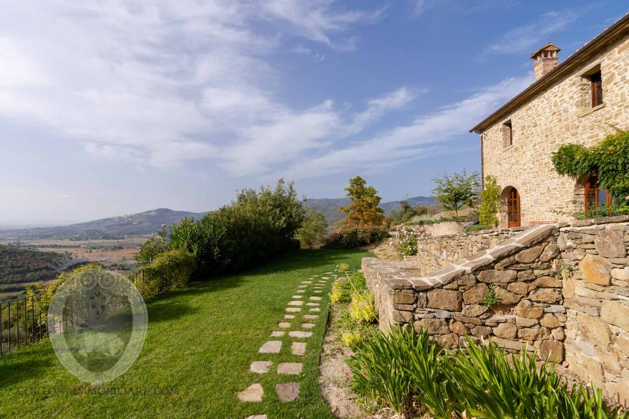 Magnificent stone farmhouse with 5 bedrooms and swimming pool