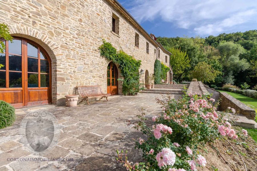 Magnificent stone farmhouse with 5 bedrooms and swimming pool