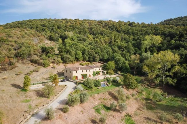 Magnifica colonica in pietra con 5 camere e piscina