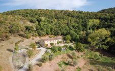 Magnificent stone farmhouse with 5 bedrooms and swimming pool